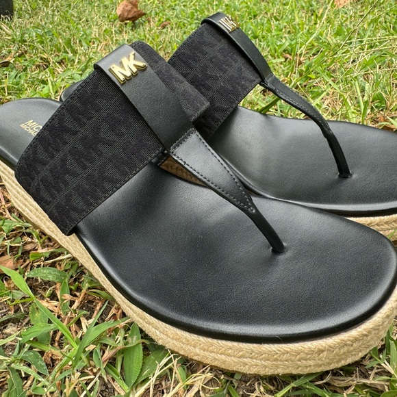 re-took picMichael Kors size 9 black tan sandals, high platform never worn - Picture 8 of 10